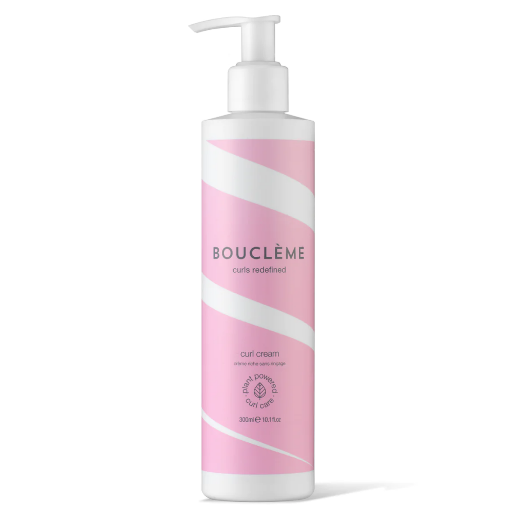 cheveux bouclés routine crème hydratante et coiffante