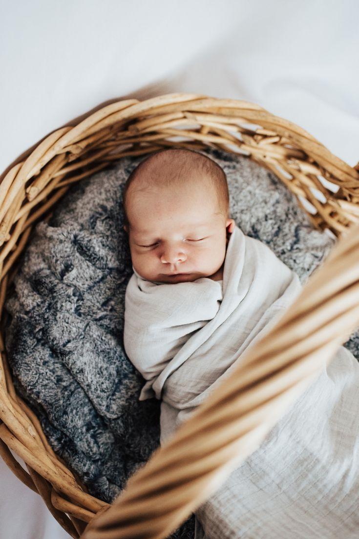 Pourquoi nos bébés aiment tant être emmaillotés ?