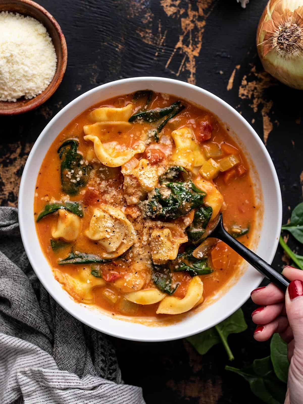 La soupe de tortellini hyper crémeuse à la nduja