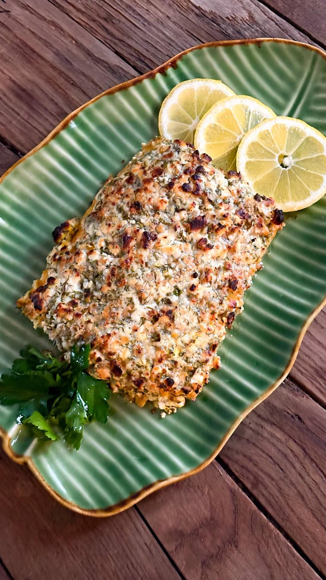 Le saumon en croûte de feta, noix et persil