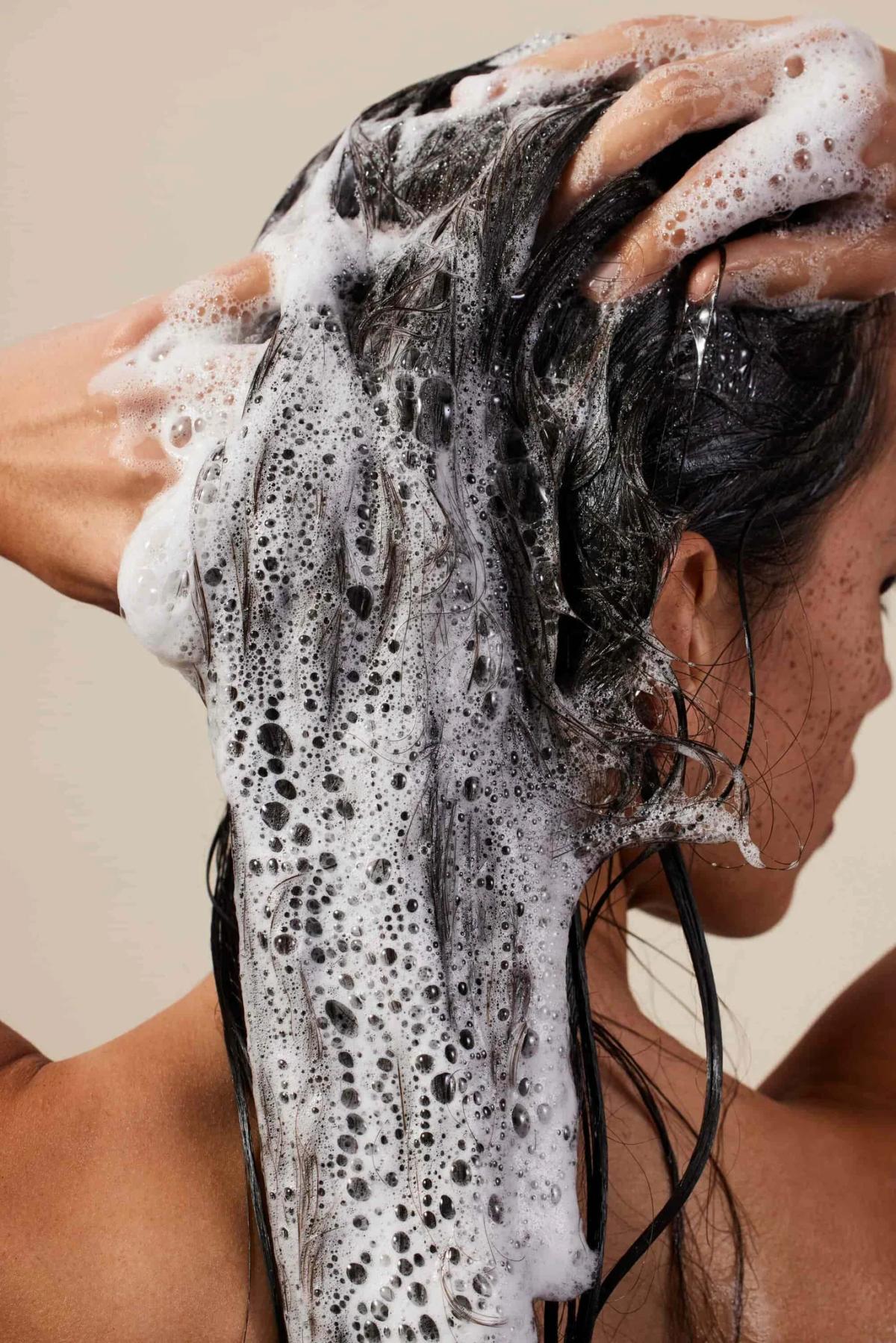 La niacinamide quitte nos sérums visage pour nos shampoings