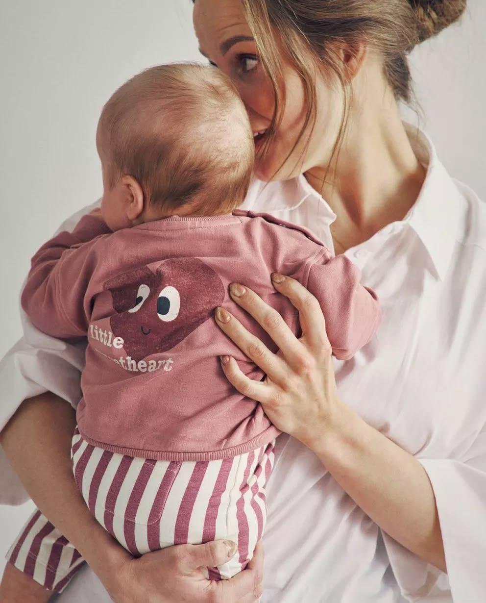 Jalousie de l'aîné à l'arrivée du bébé : comment l'accompagner
