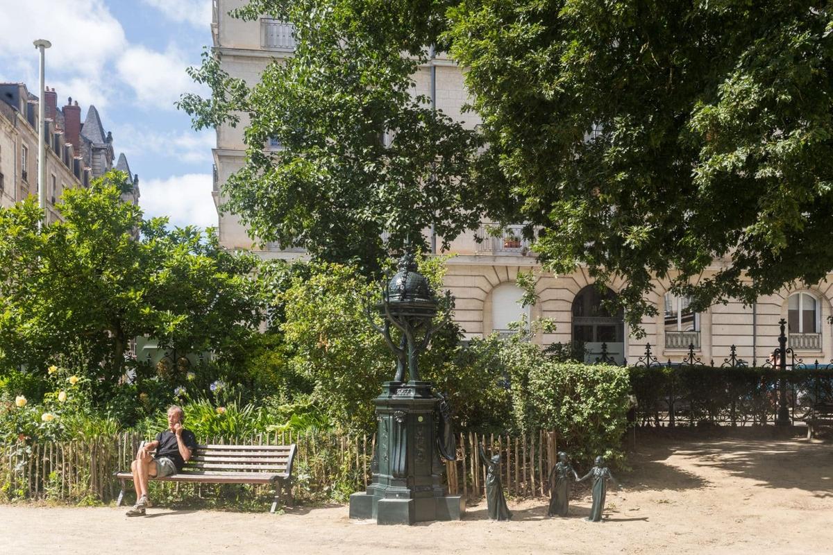 Square Louis Bureau