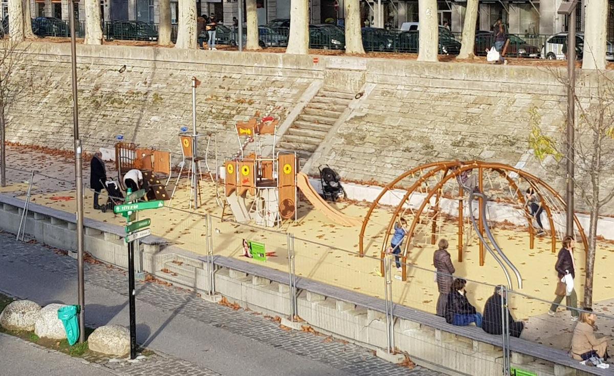 Jouer au bord du Rhône