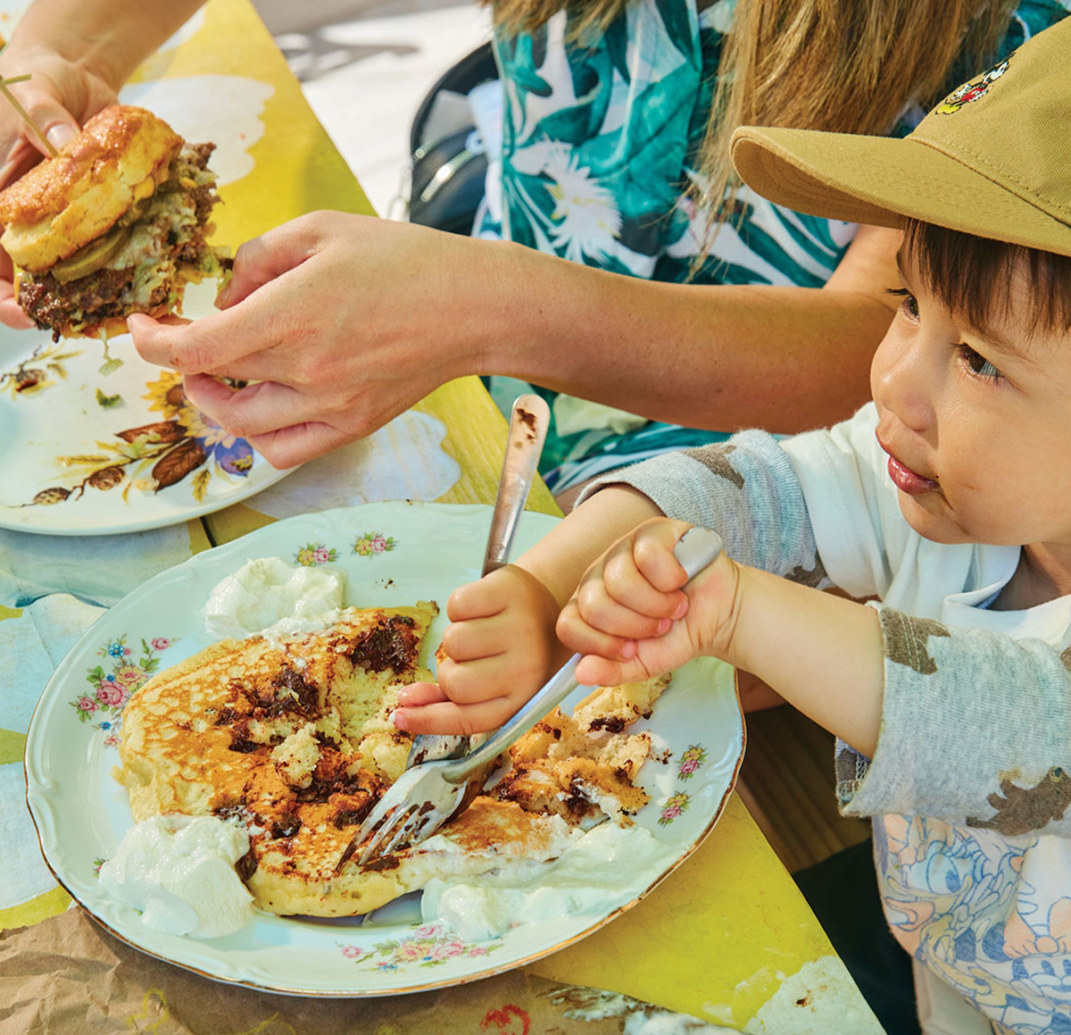 Comment gérer les enfants difficiles à table en voyage ?